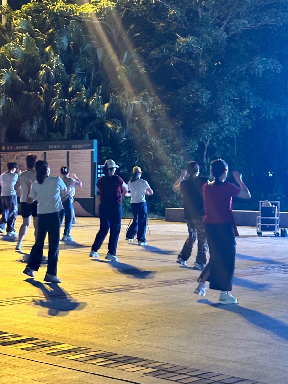 现在的广场舞已经这样了吗博士领舞、00后组队、非遗编舞、定向音响。穿西装的、跳爵