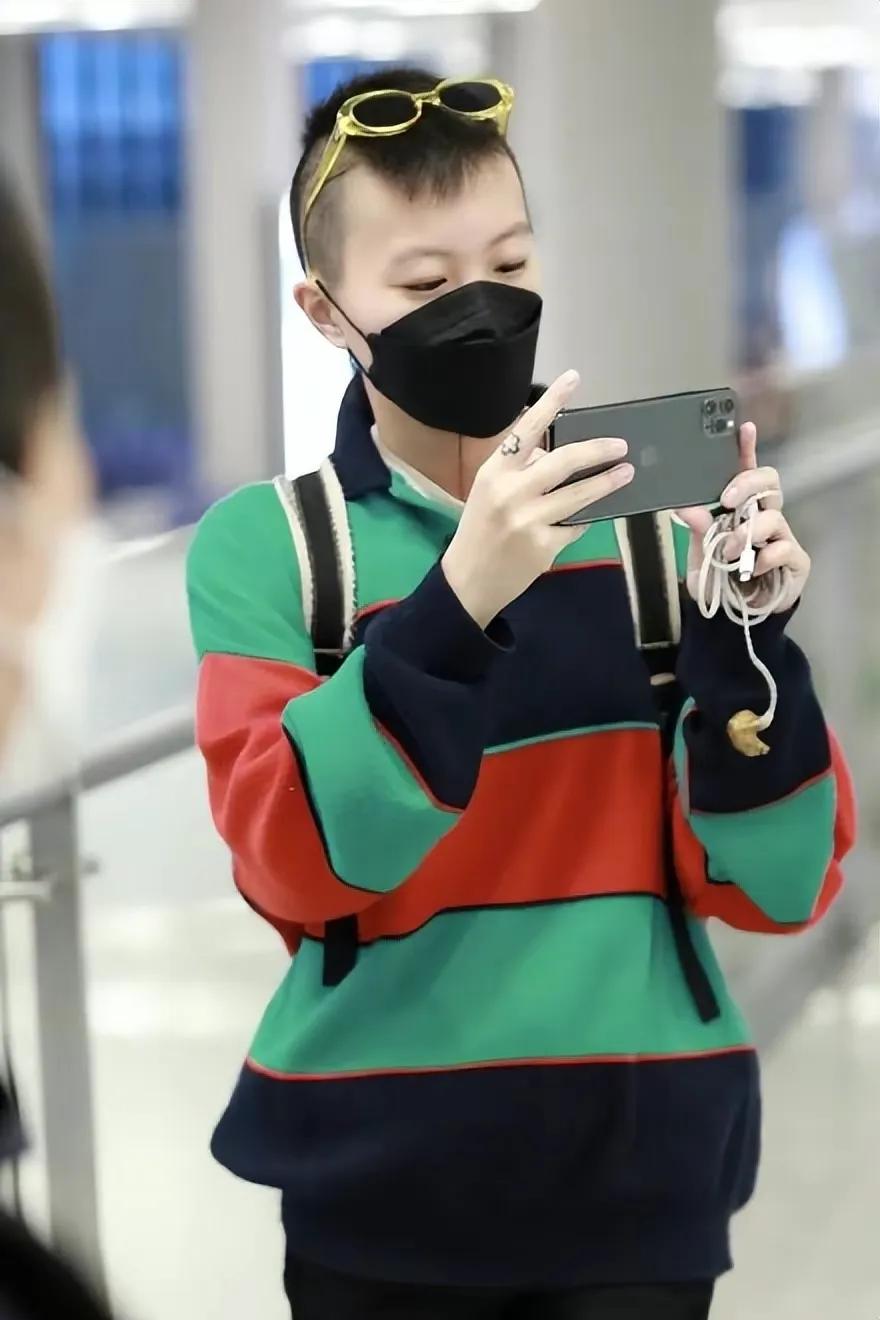 万万没有想到，窦靖童已经26岁了，没有妈妈那么洋气，没有妈妈那么霸气，没有妈妈那