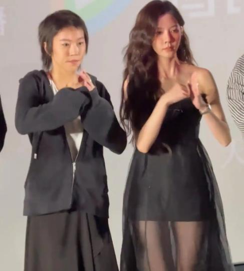 窦靖童宋妍霏手牵手遛狗 窦靖童宋妍霏两人被拍到聚餐后手牵手离开饭店，随后在遛狗过