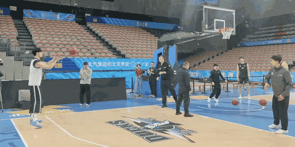 曾凡博自受伤以后，时隔246天重返CBA联赛！小曾一来，一记三分，一个反击2+1