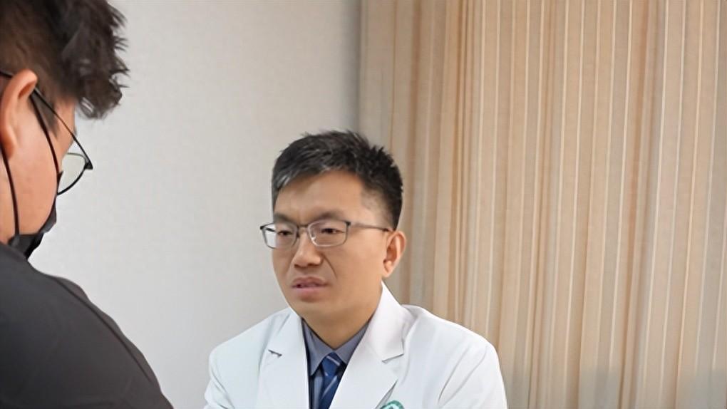 42岁大叔冲进医院，抱着医生腿嚎啕大哭，只因为一看见公司大门，就心慌手抖不能呼吸