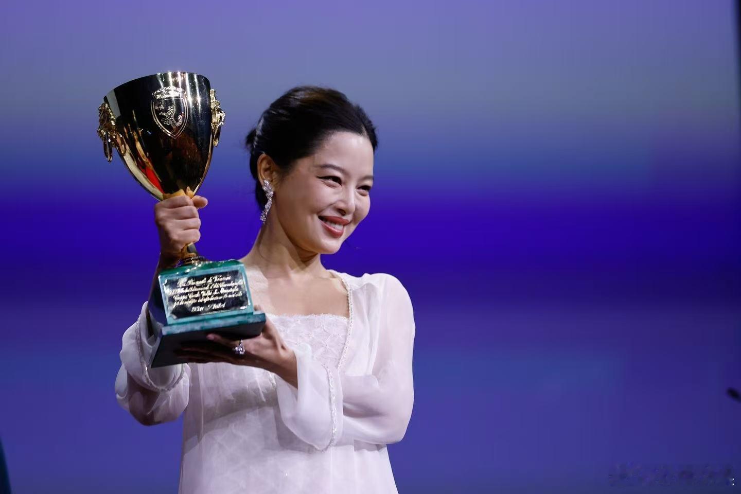 华语六位欧三影后的捧杯时刻六位欧三影后的捧杯时刻六位欧三影后的捧杯时刻，名留影史