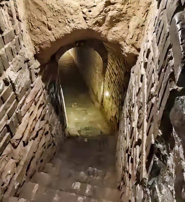 1994年，山西一农户在家里挖地道，本意是想存储点过冬的食物，结果无意发现了一条