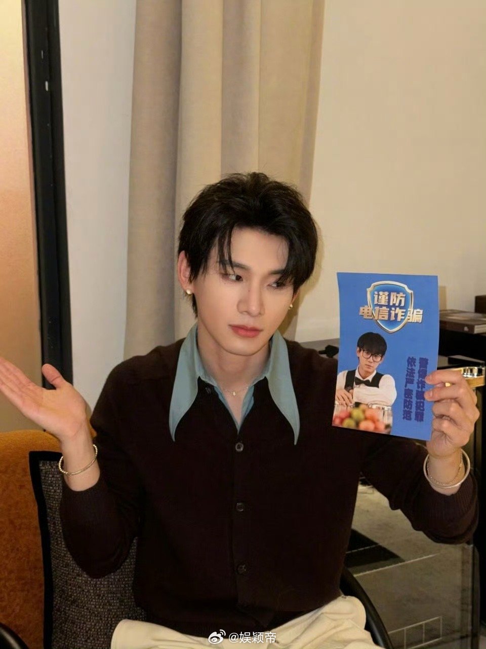 姚琛 谁家艺人剧宣自己发传单啊 姚琛用实际行动证明：宣传新剧，我是认真的！放下偶