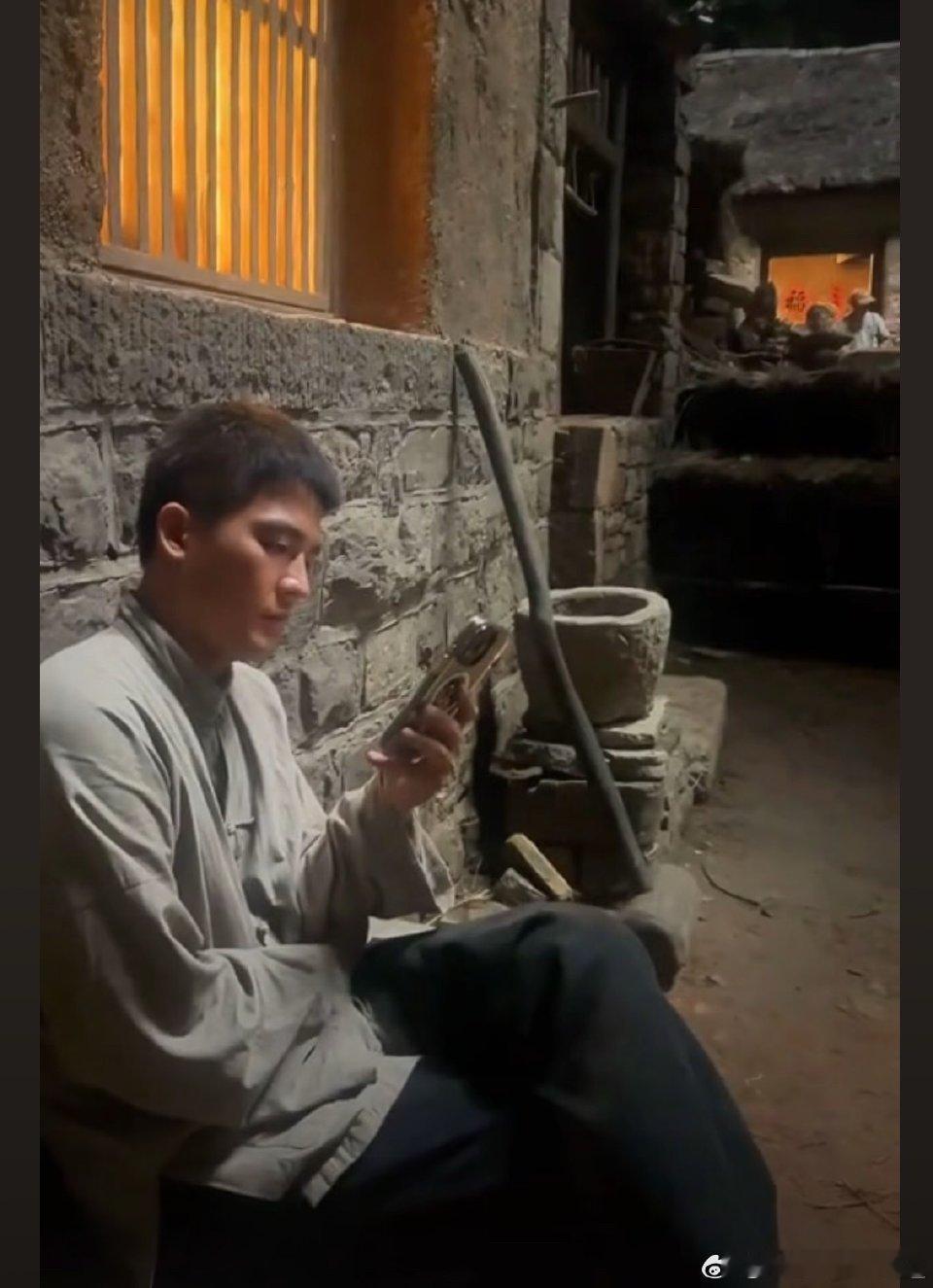 欧豪不是种地就是在种地路上欧豪种地从不停，劳模称号没跑了[笑cry][允悲] ​