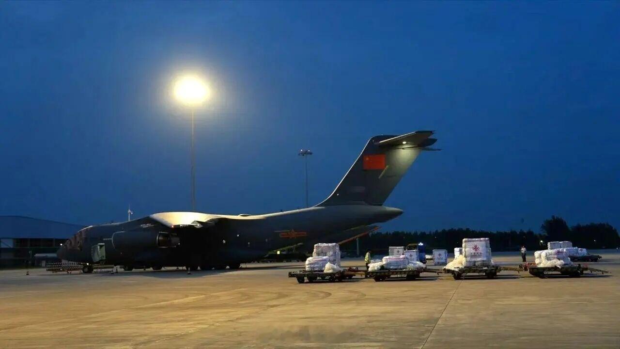 中国两架运20飞往阿富汗这世界破破烂烂，总有人在缝缝补补。 ​​​