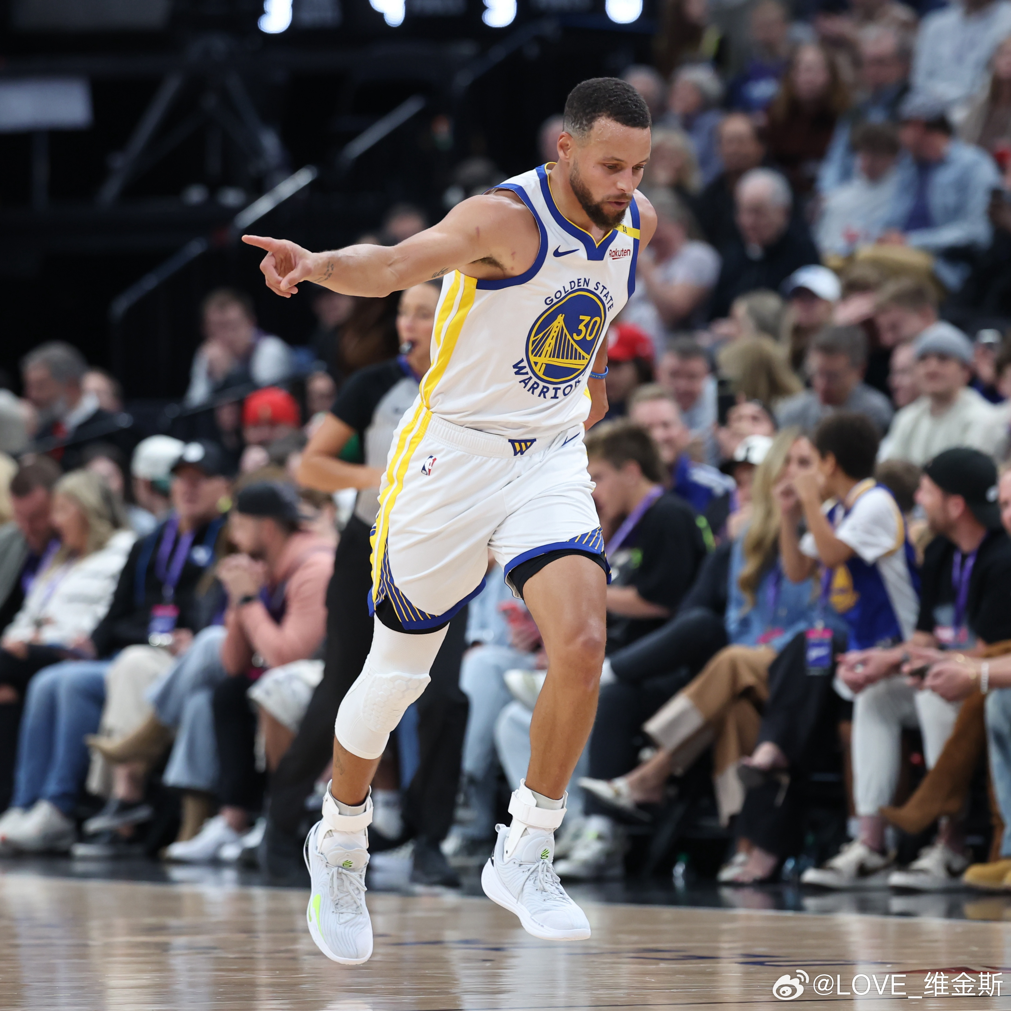 谈到球队糟糕的罚球表现，库里表示：这明显是个问题，你需要在训练前和训练后做些事情