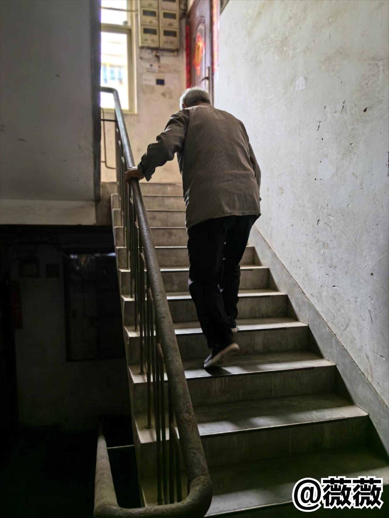 我有个关系不错的邻居老陈才66岁，突然就感到上楼梯时心跳加快，两腿发酸，睡觉时一