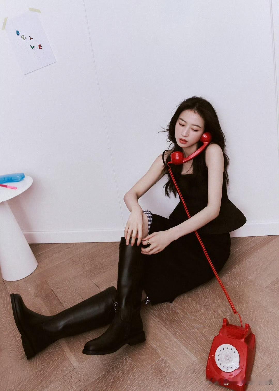 女孩子怎么穿搭既时尚又好看?周雨彤：以晴朗黑色格调，装点今日份秋色 ​​​女性时