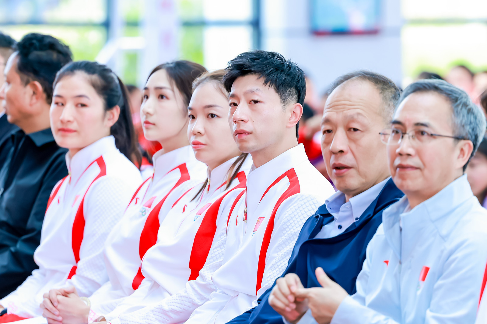奥运冠军到访林芝市广东实验小学 看到马龙哥哥要说 \马龙哥哥你可太帅了/ ​​​