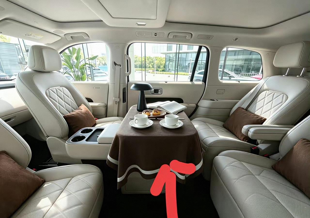 小米鹏程这内部格局
我觉得适合打掼蛋呵[笑哭]
家庭用车，这个格局肯定是高频的