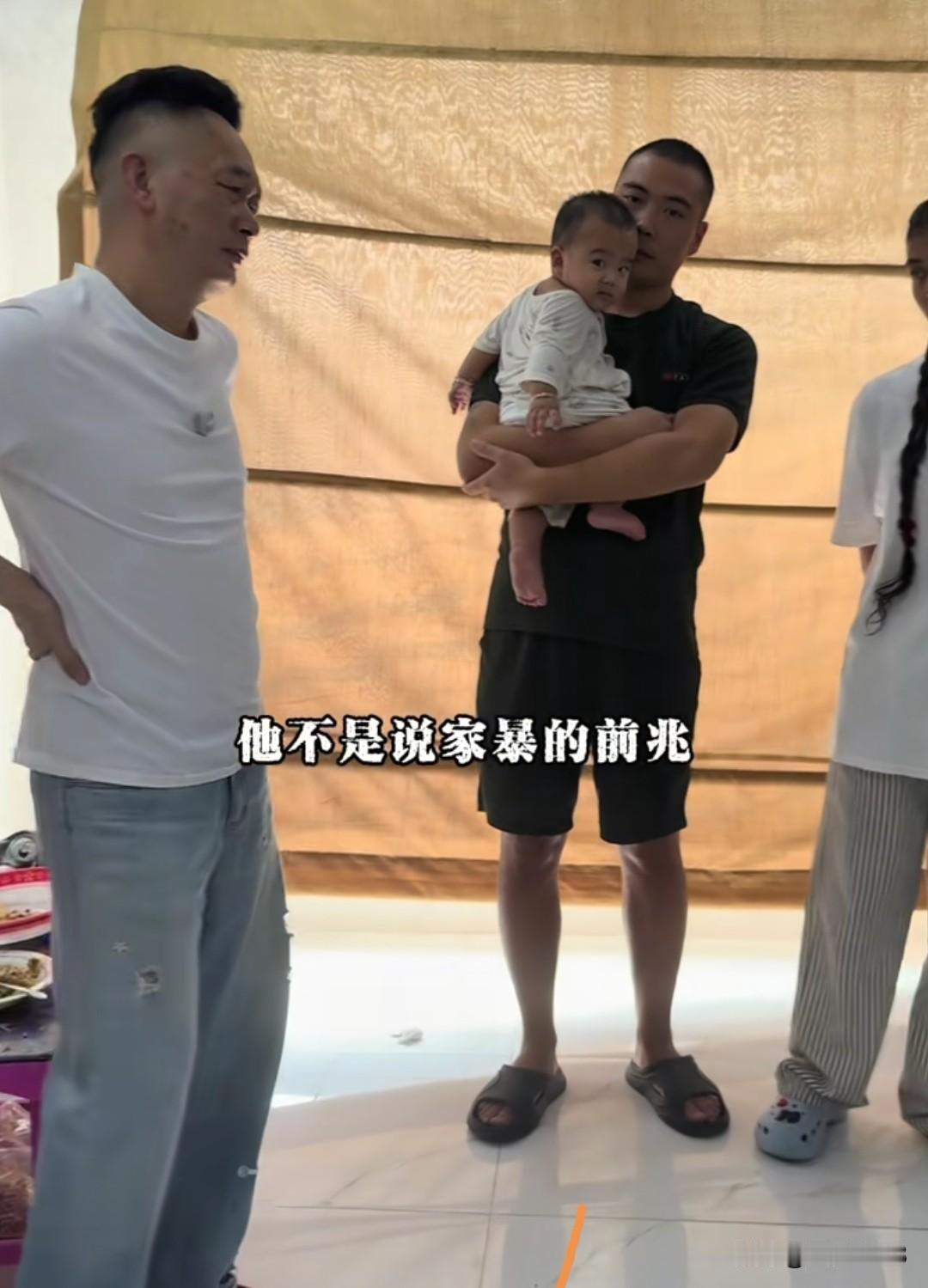小军的媳妇莉莉真的太通情达理，主动提出让小军带着儿子先回中国。说小军那边儿还有一
