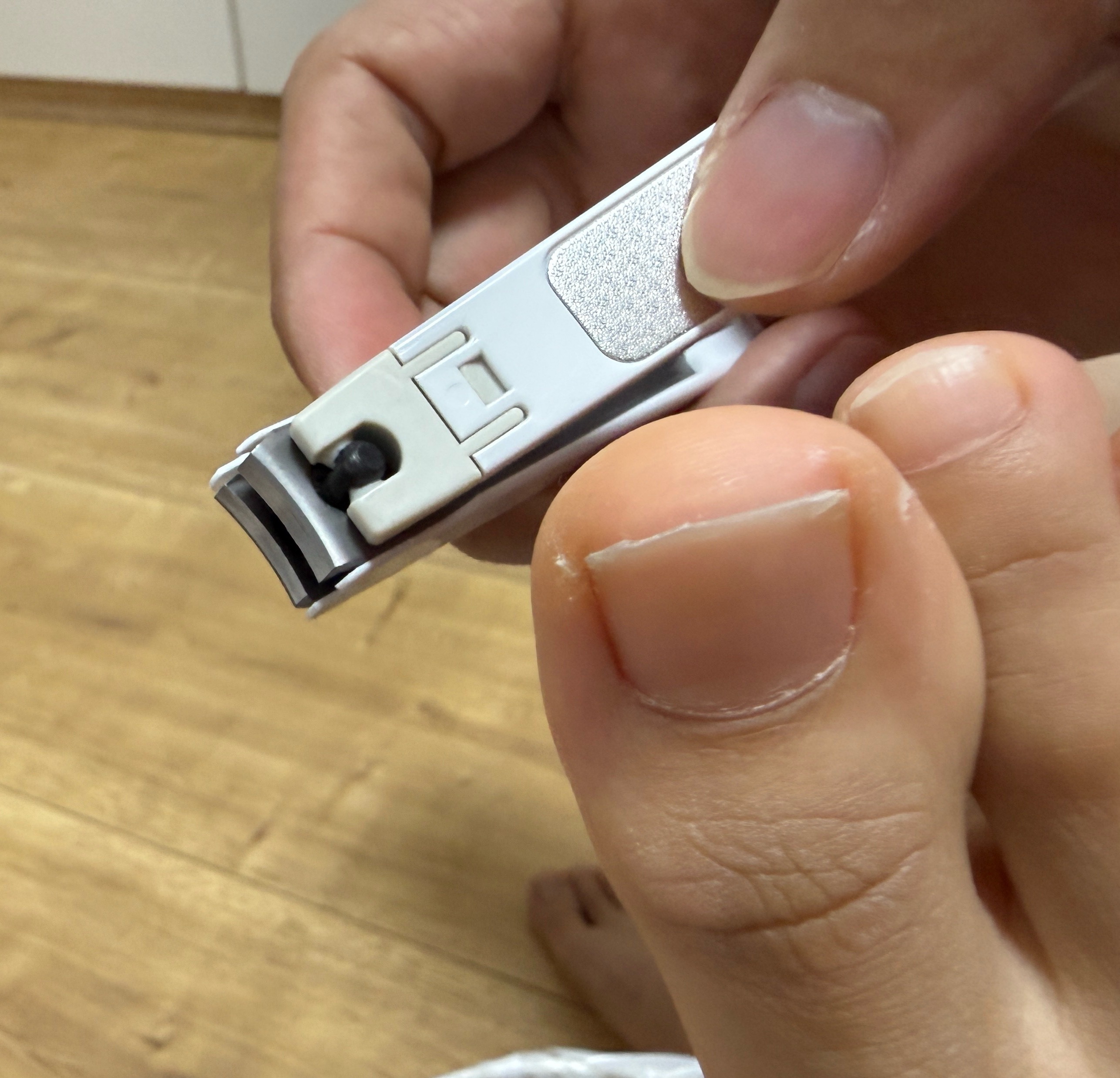 给娃剪指甲，突然发现，娃的脚趾已经这么大了嘛，哈哈哈哈哈～ 再过几年上大学了，我