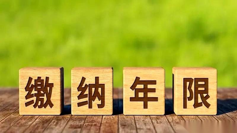 最近总有人在聊，退休到底该看年龄，还是该看工龄。
这事你别琢磨，你把两个人放一块