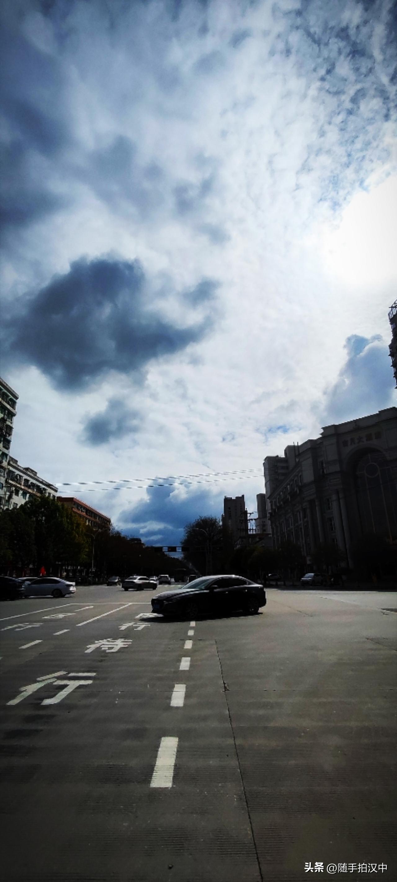 这几日是乍暖还寒的春，云层遮不住的日光轻洒人间。街边的绿化带里，玉兰开了，巷子里