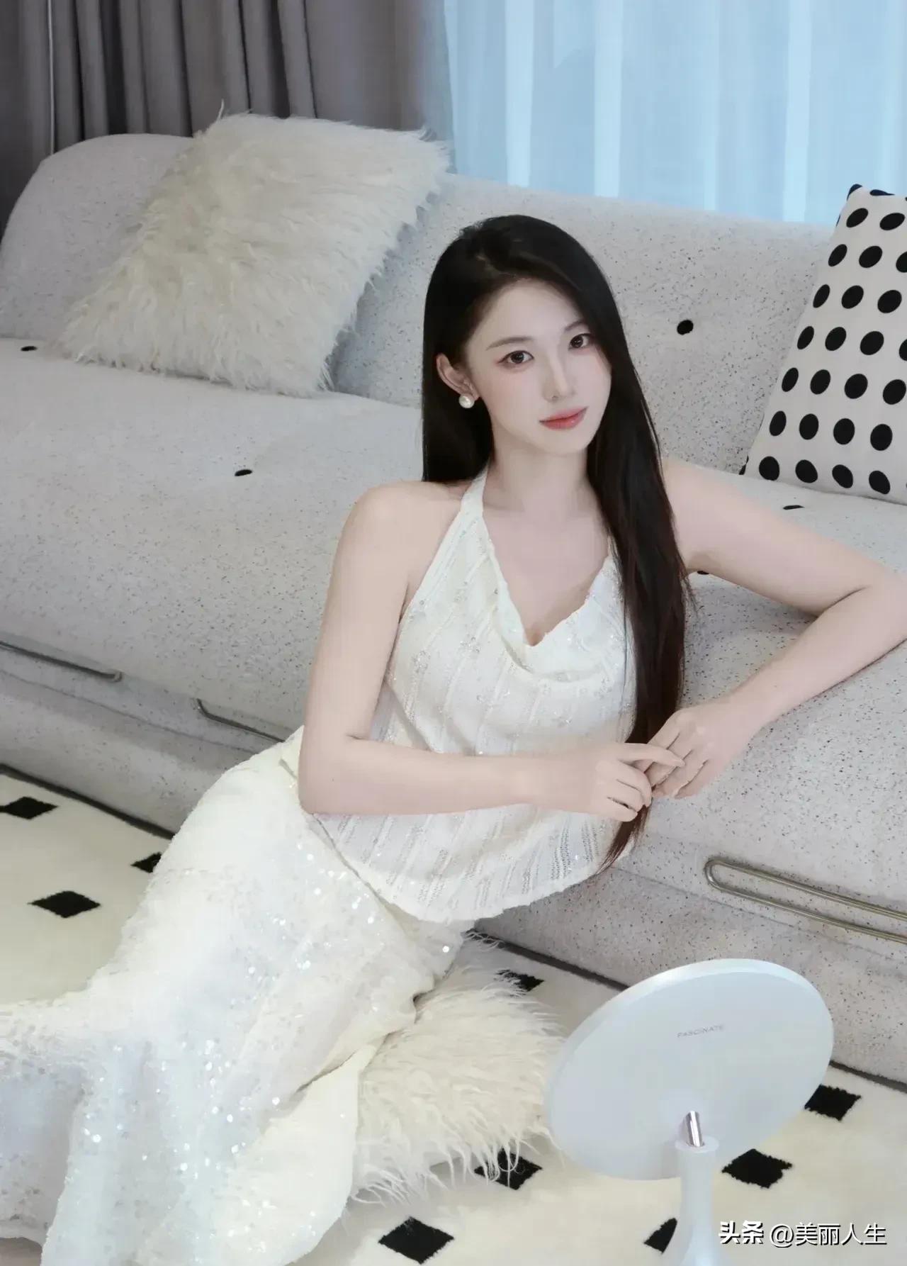 ✨ 👭“微醺哲学” cheers～^_^
🧊冰块撞击杯壁的清脆
🥃 威士忌