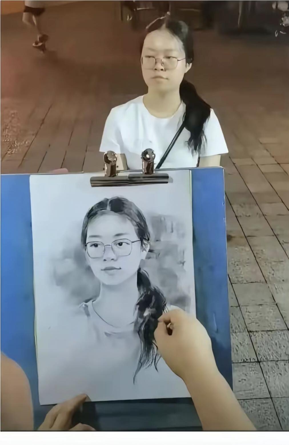 这幅画的相似度达到99.9%，这是抓拍时表情不到位而已。无论多么漂亮的姑娘，也有