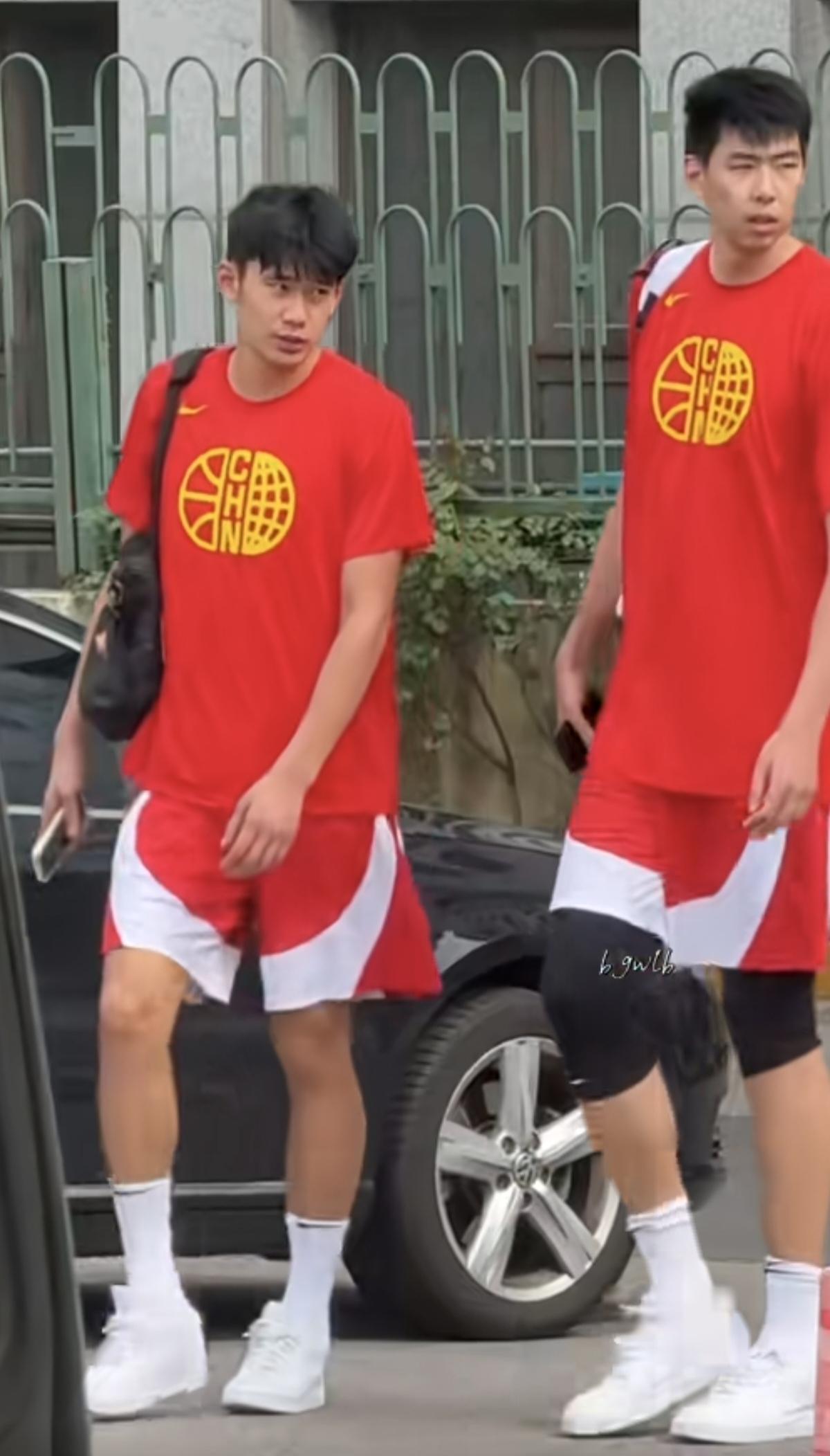 很多人以为，郭指导留下冯傲在正式的国家集训队，是想用他在七月份打鬼子用的。毕竟以