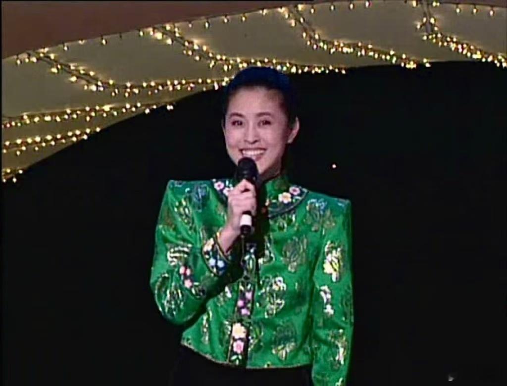 倪萍主持旧照真大气美  倪萍总是用她温婉的笑容和大气的气质俘获观众。那些年，她站