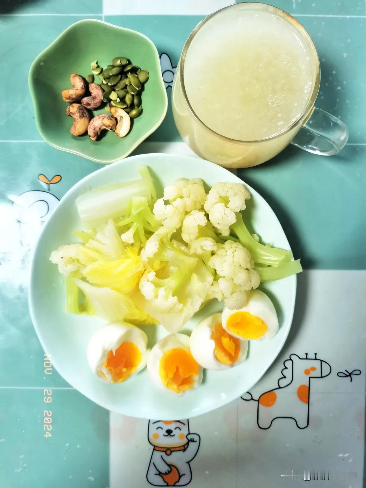 冬日绵绵之中年女性减脂早餐日记
主食：小麦胚芽
蛋白质：鸡蛋
蔬菜坚果：大白菜、