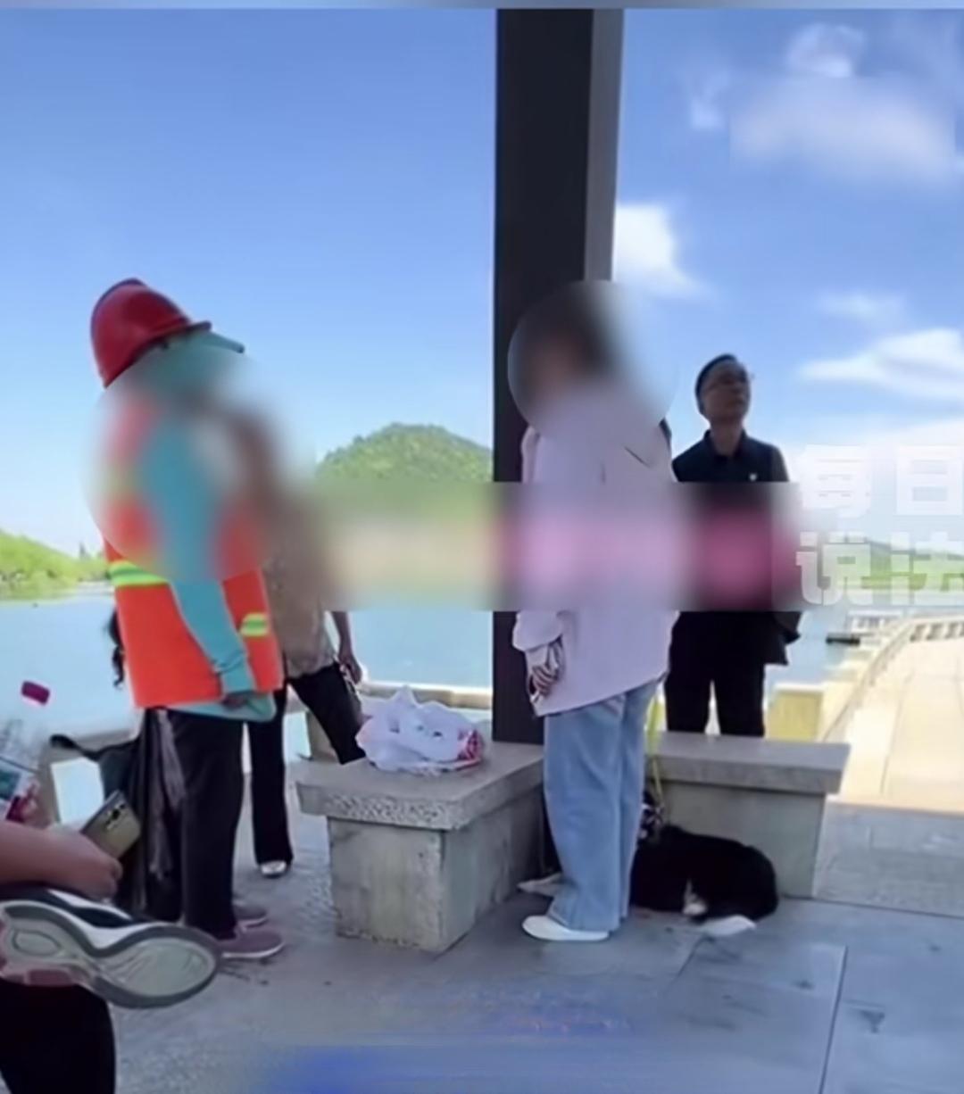 5月5日，浙江嘉兴某公园内，一位老人带着孩子游玩时，偶遇一名女子遛狗。期间，孩子