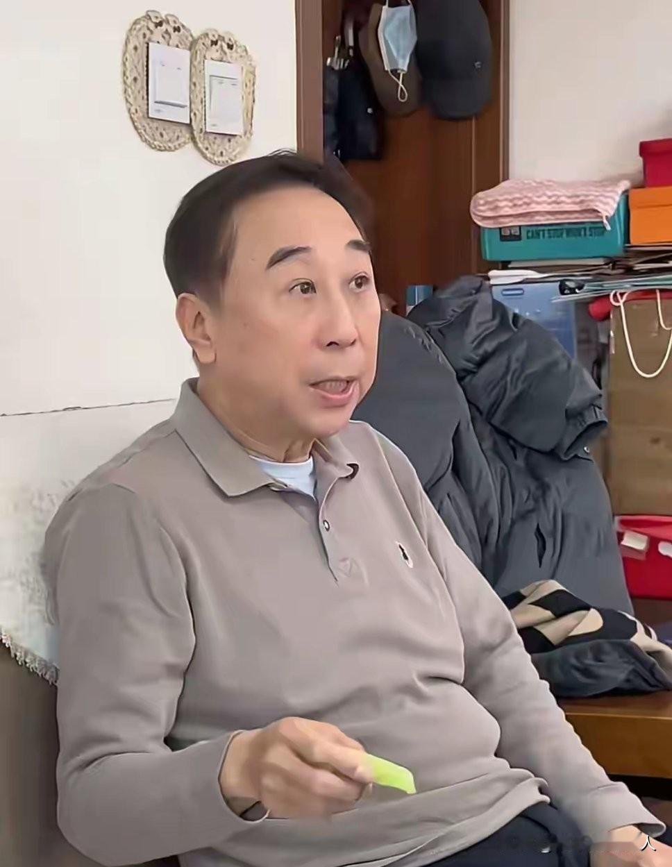 嘿！好想问一问冯巩，你家买不起大别墅吗？
怎么看上去，你坐在这里空间这么狭小？