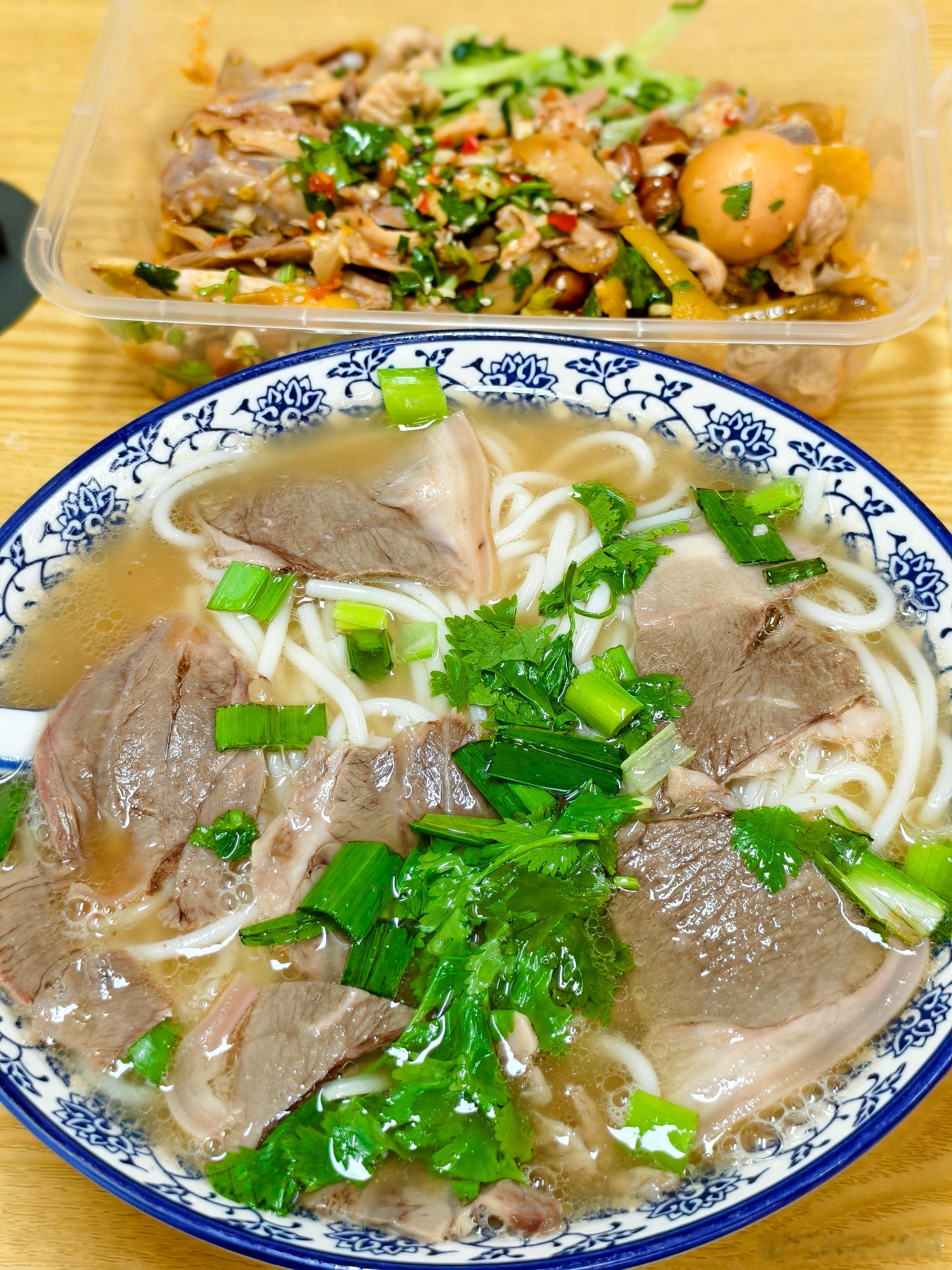 地上的热气在烤我的腿这温度和桑拿房没什么区别了出来羊肉粉了洁癖哥嫌肉太少又来买了