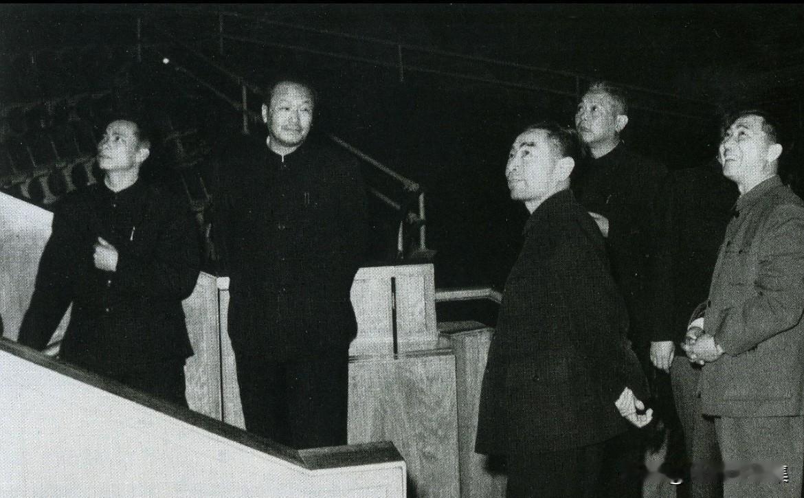 1961年，周恩来总理参观北京工人体育馆的老照片。当时正值第26届世乒赛筹备和举