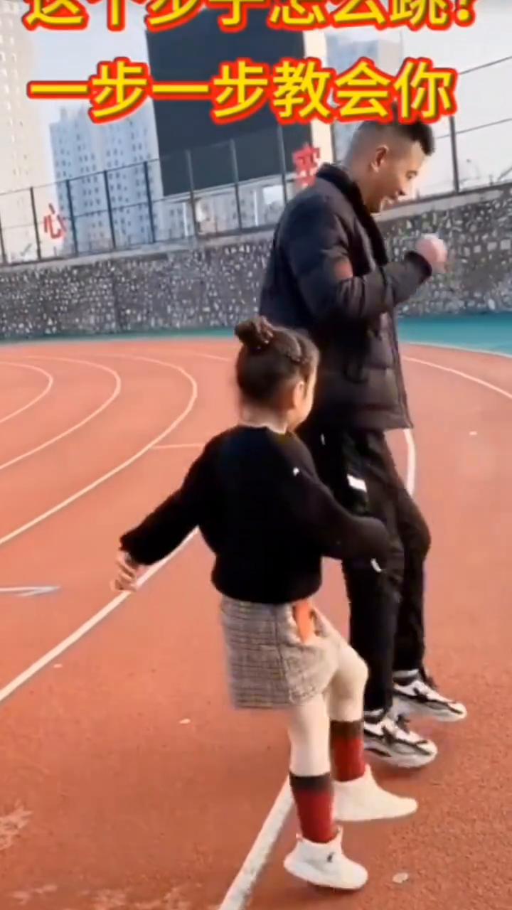 《七步舞》一步一步教。
这个子怎么跳？一步一步教会你。
青木林里青木秧。
《七步