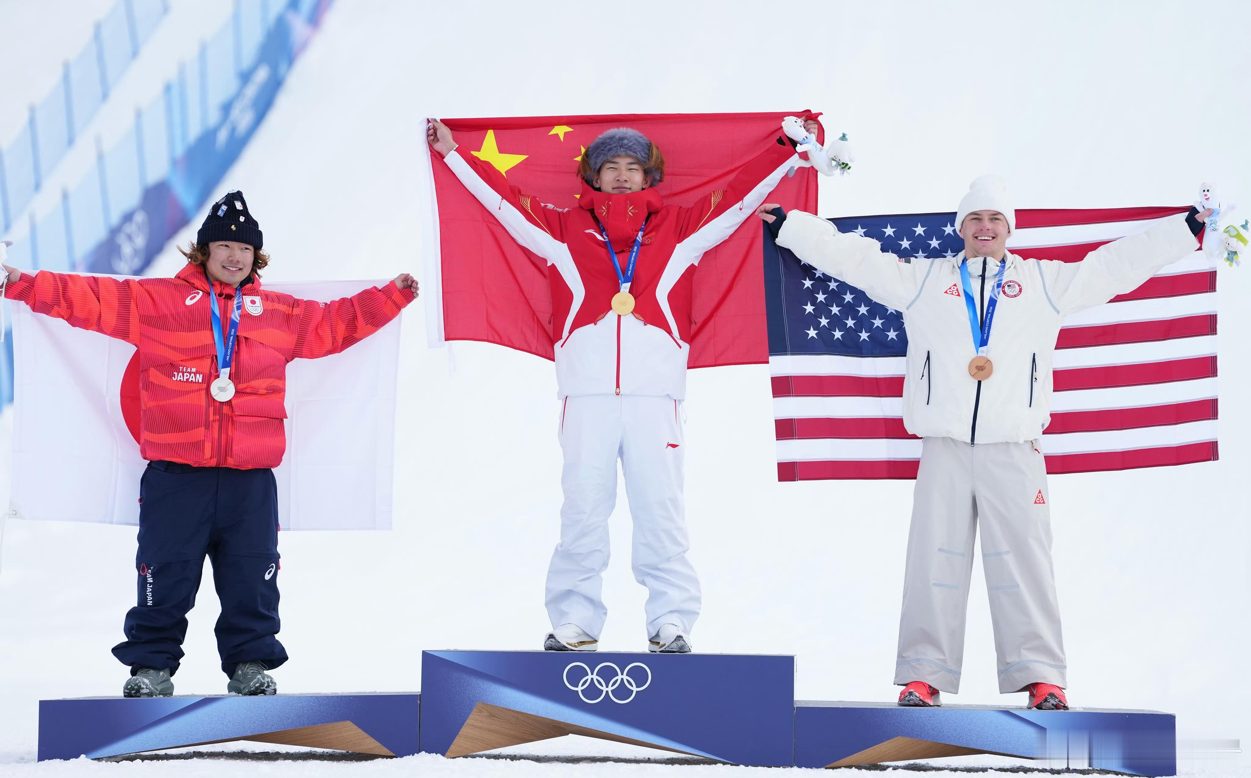 苏翊鸣拿下第二枚奥运金牌，真的太牛了！少年意气风发，在赛场上稳定发挥、惊艳全场，