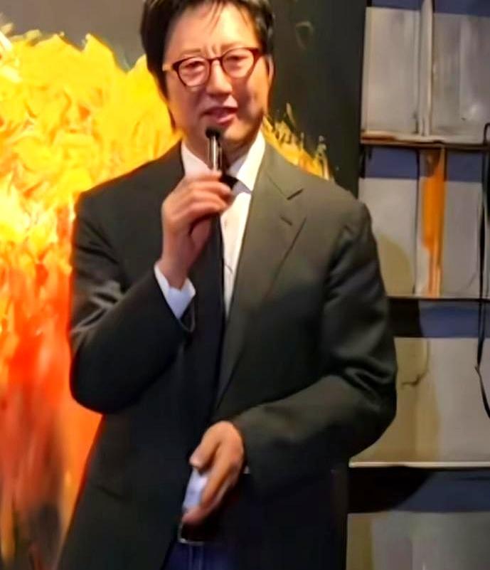 你敢信？当年迷倒半个亚洲的巴黎恋人男主，现在靠画画杀回公众视野了。
 
当年他火