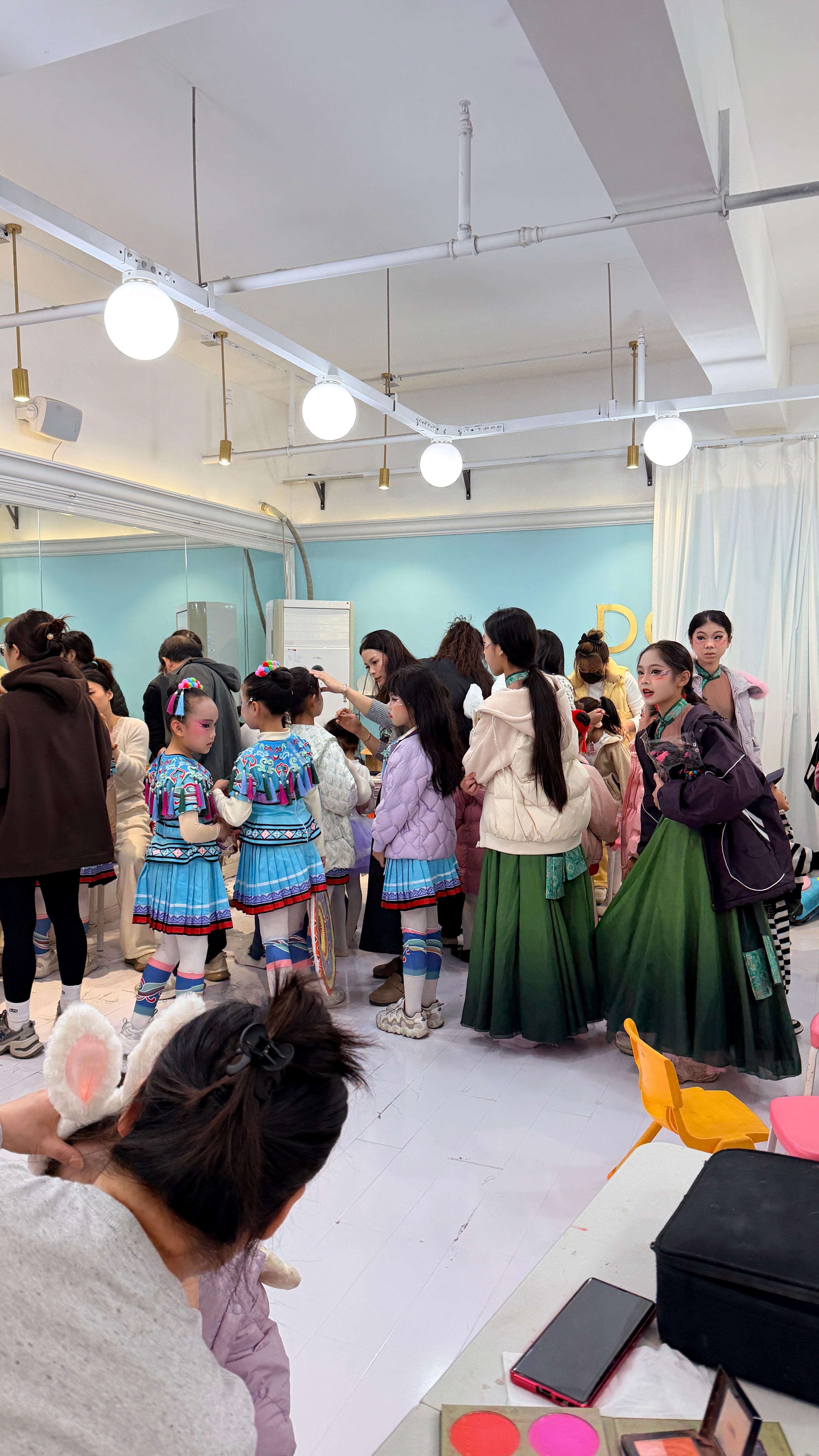 像极了某音团播大型妆造现场