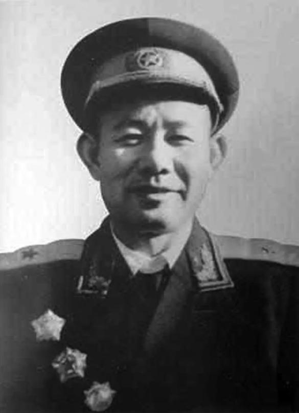 1951年，一群志愿军在撤退时，猛然发现眼前狭隘的山谷中，竟出现了成千上万个美军