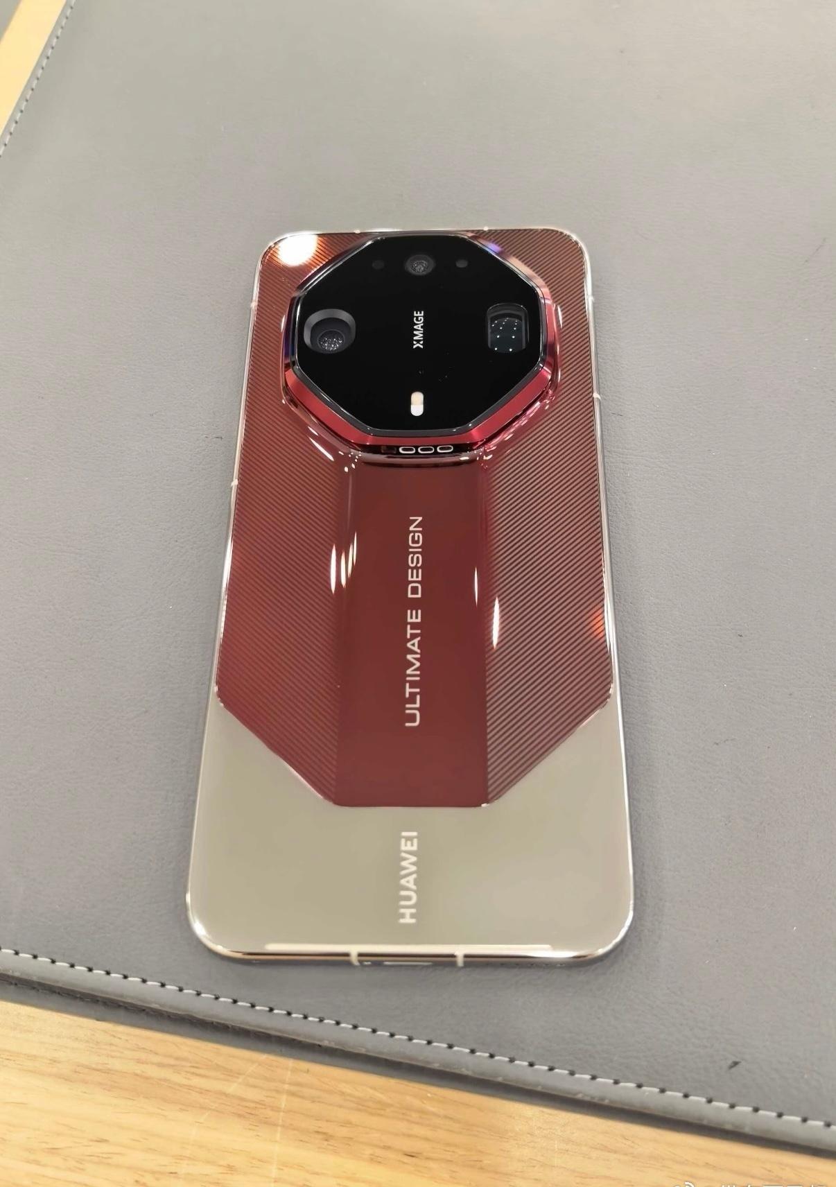 Mate90 RS 版的拼接设计，还是挺帅的，看着两侧还有线条状纹理 ​