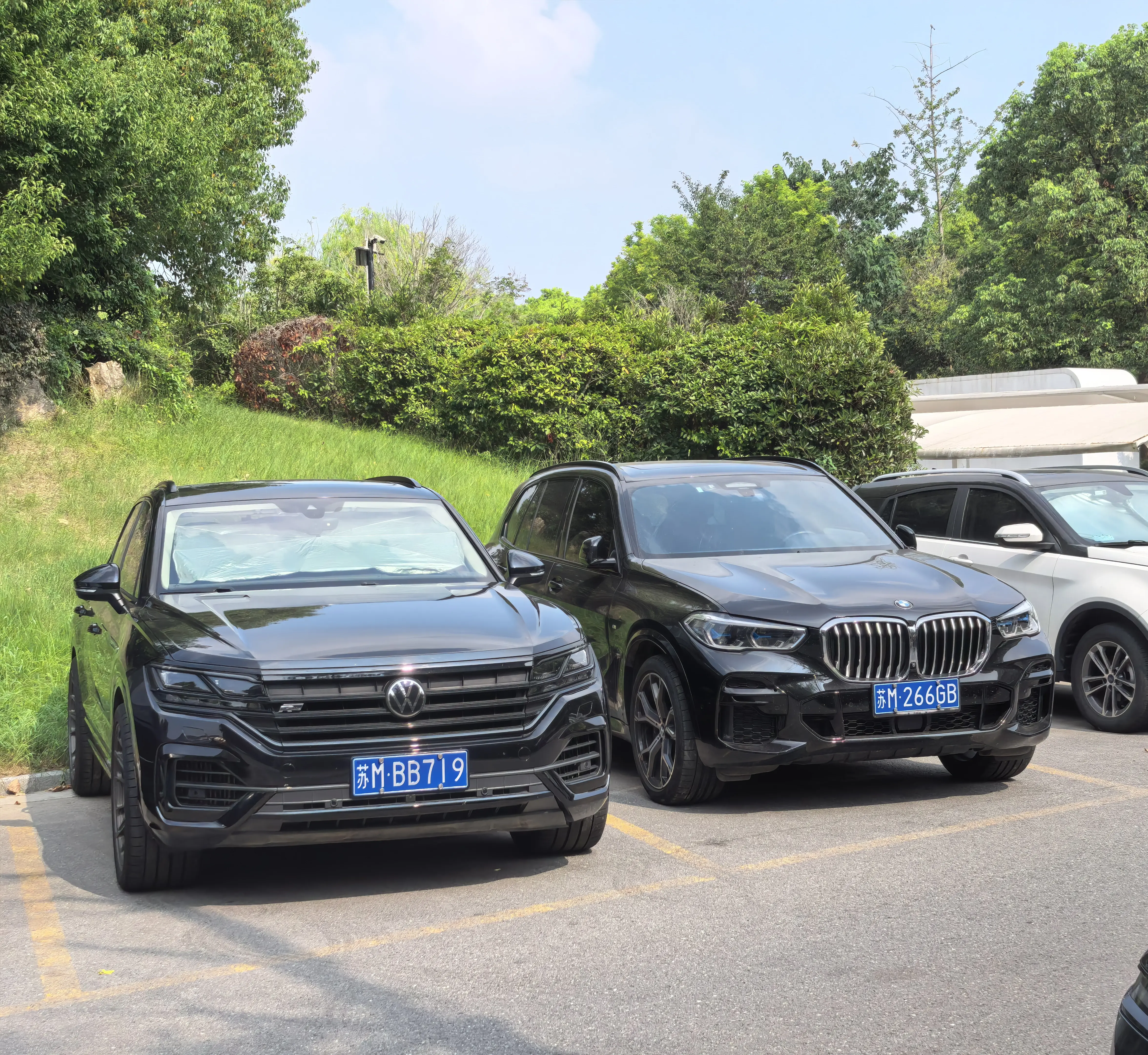进口大众途锐/进口宝马X5。