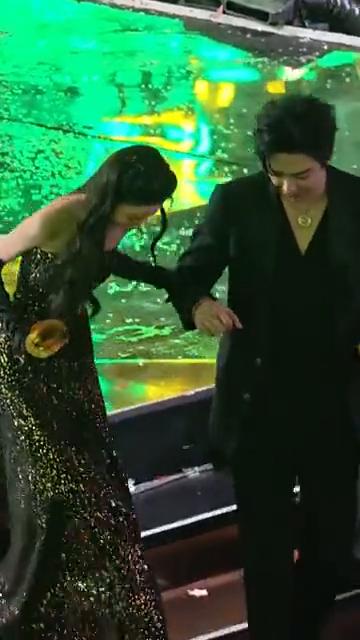 腾讯视频星光大赏年度演员的是请看大屏幕。