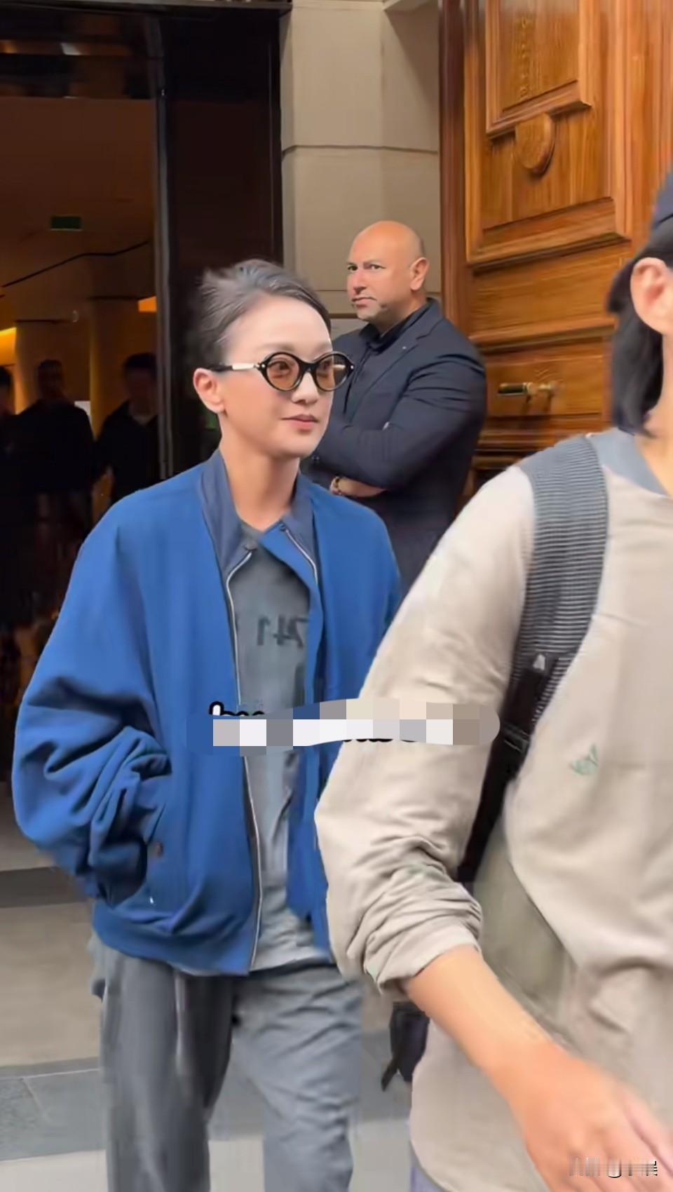周公子身边就一个工作人员，看别的明星带一堆人[笑哭]…（怎么旁边拍的全是华人？！