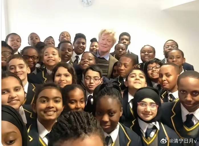 英国网友吐槽，现在全国有72所学校没有本土英国学生，454所学校中本土英国学生占