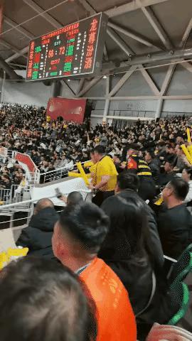 输球又输人！迪亚洛恶意肘击小将，山西球迷集体谩骂，王少杰坦然“聆听”太讽刺！
