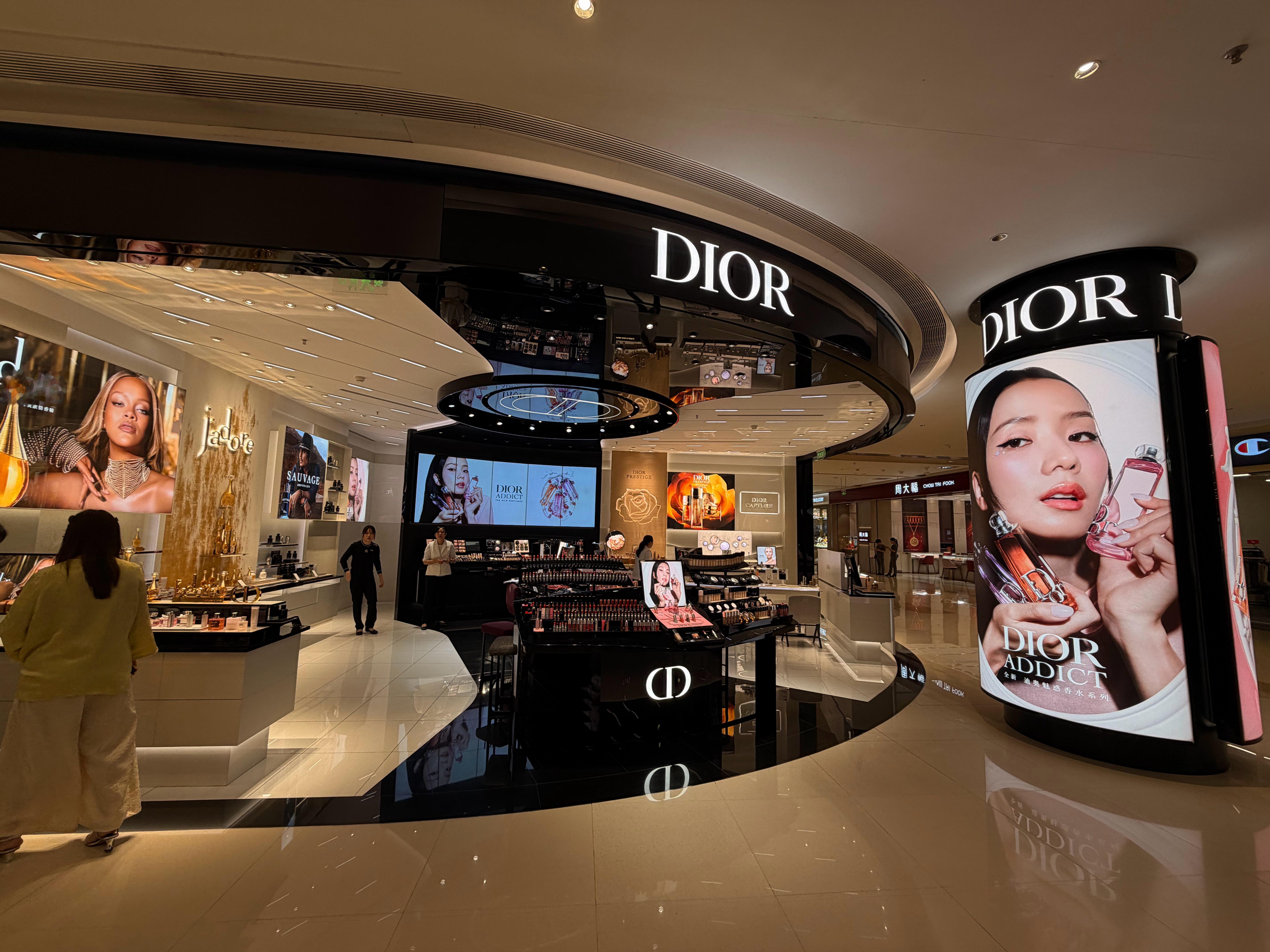 DIOR店内全是JISOO，杀不死你的只会使你更强大金智秀