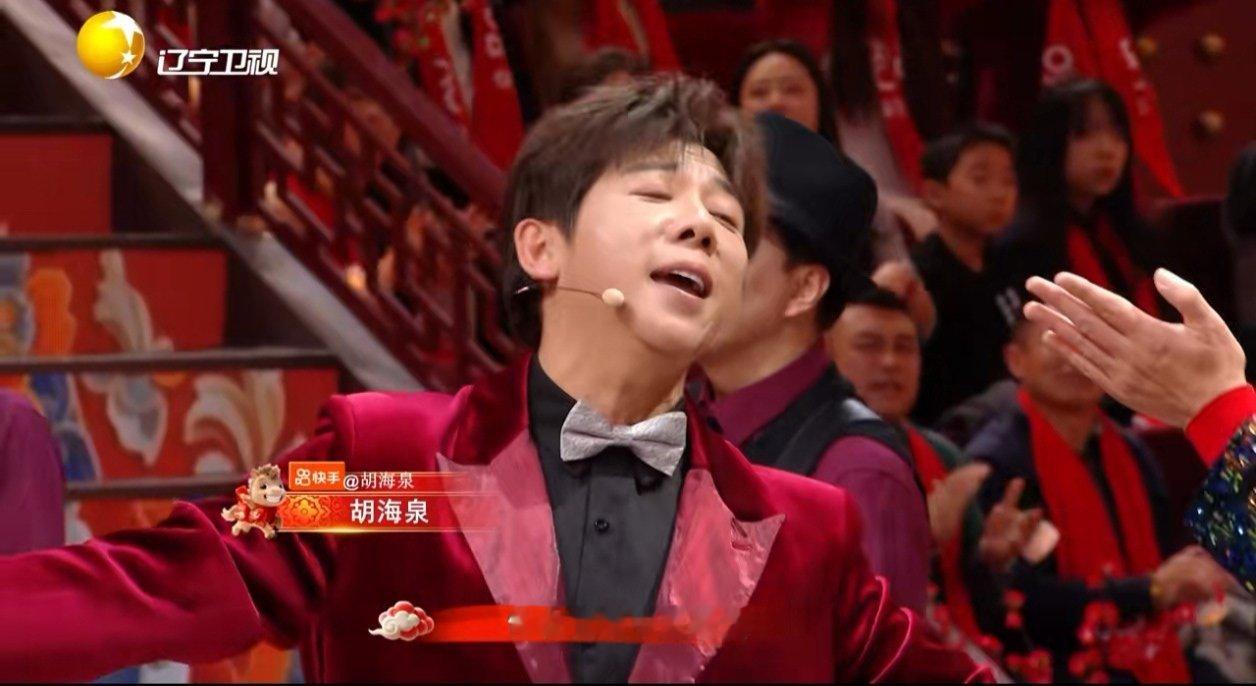 辽宁春晚太会了，胡海泉蔡国庆弹吉他送祝福！胡海泉蔡国庆弹吉他送祝福梦幻联动辽宁春