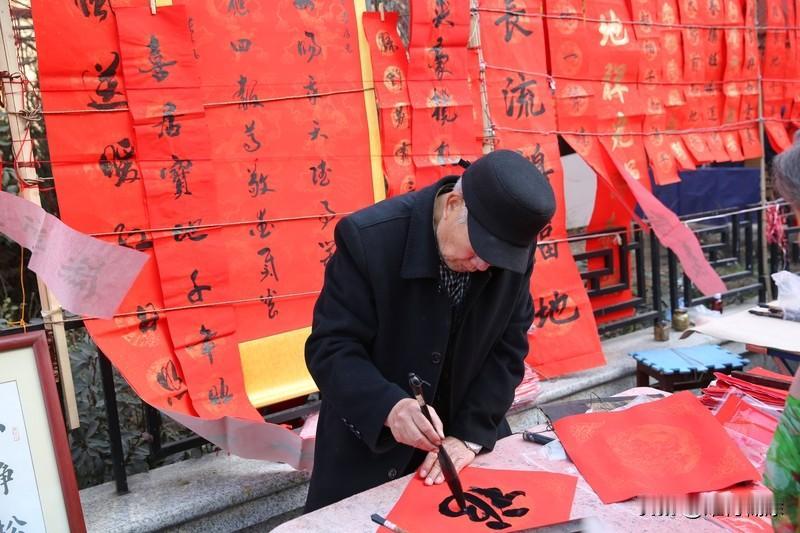 过年啦，头条流量正旺，抓住机会咱也冲一波！拜年文案不用复杂，给长辈就祝“2026