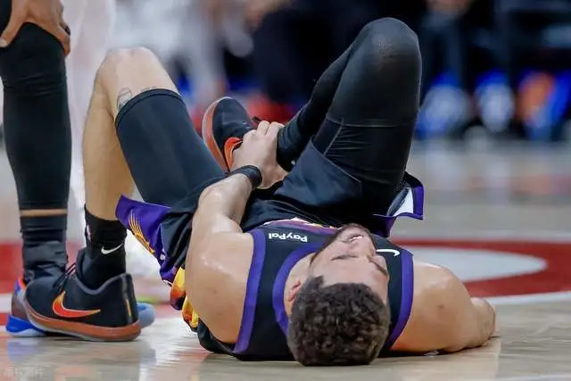 NBA常规赛，太阳客场103-110不敌老鹰，3连胜被终结，两大核心先后伤退。比