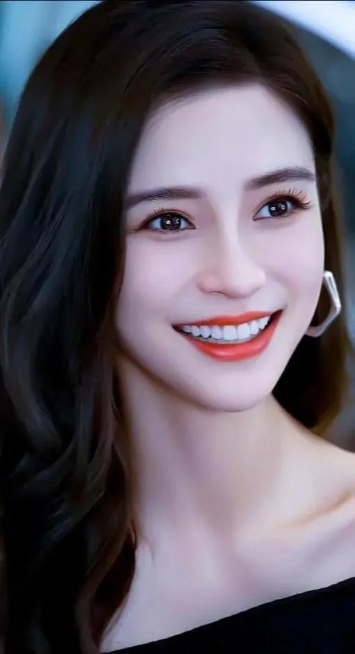 杨颖，作为一个在中国娱乐圈具有极高知名度和影响力的女演员，她的成长历程充满着勤奋