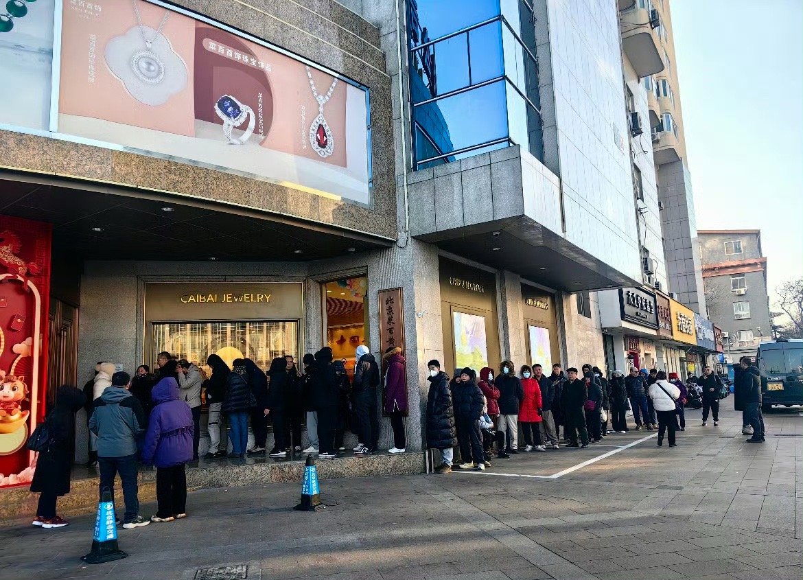 深圳人是真有钱啊！这都暴跌了，还得一千多，属实顶不住深圳水贝金价暴跌市民扎堆买金