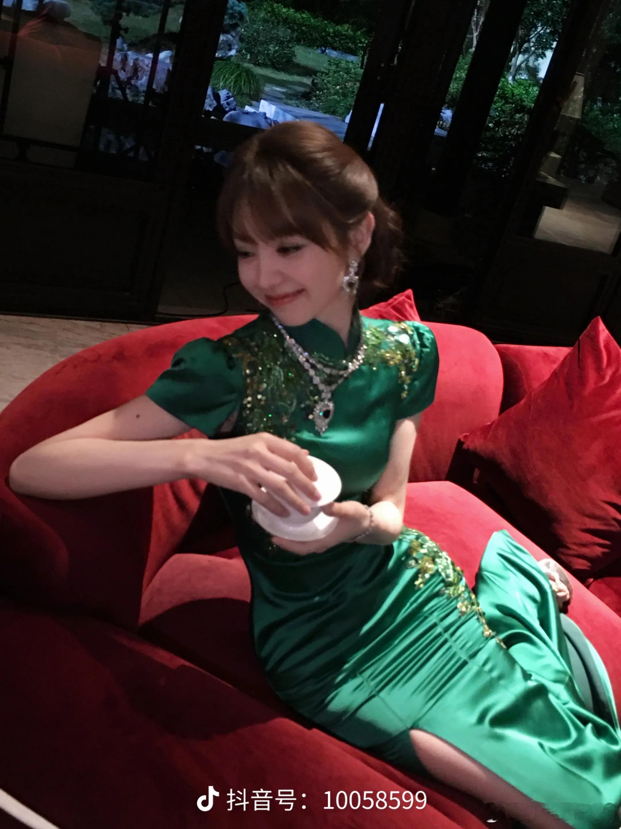 田曦薇这组绿色旗袍营业图， 抖破千万了…[流鼻血]纯硬美出圈啊… ​​​