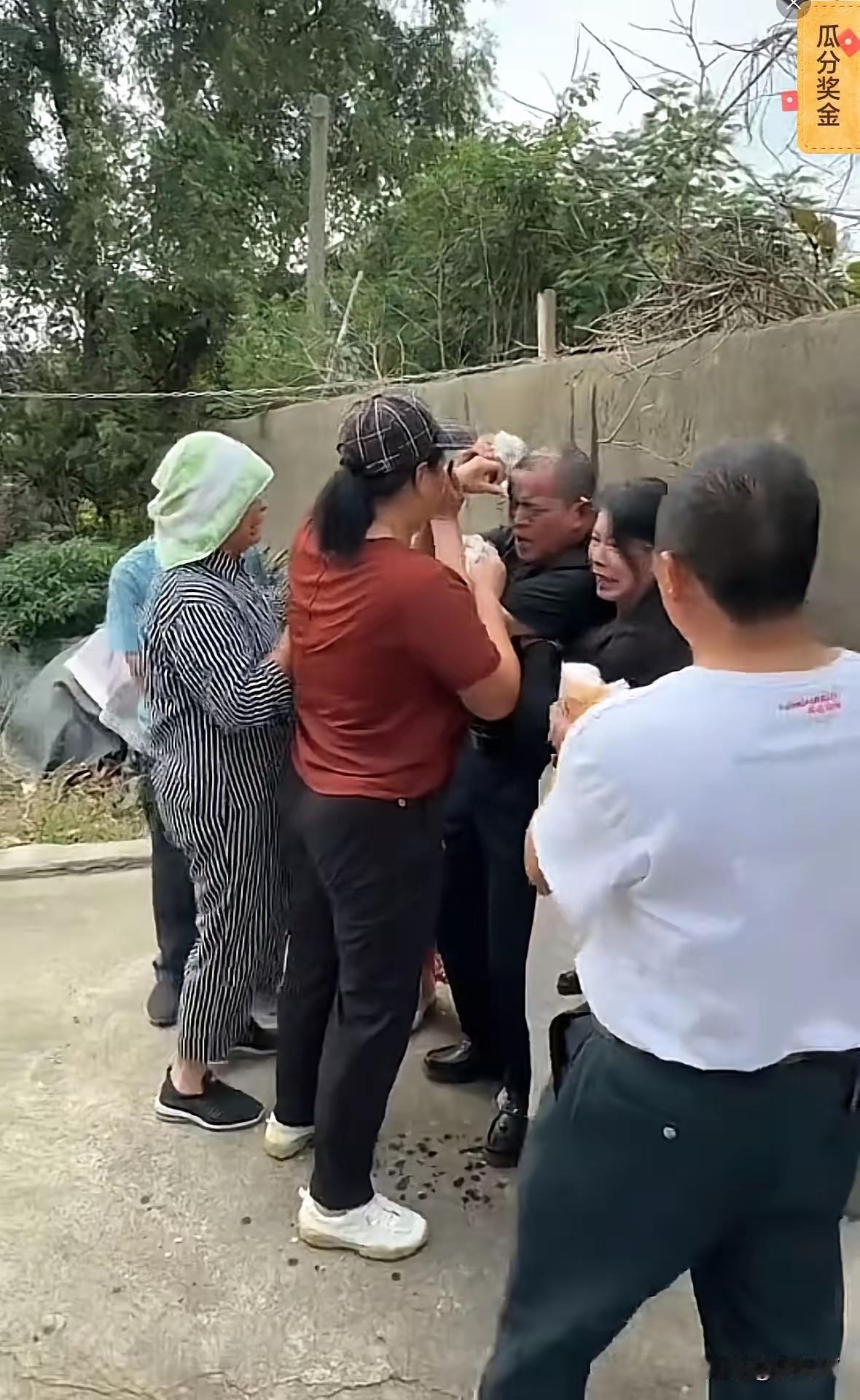 “意外总是来的突然！”万万没想到在安徽农村一场婚礼上，鞭炮爆炸突然炸中新郎老丈人