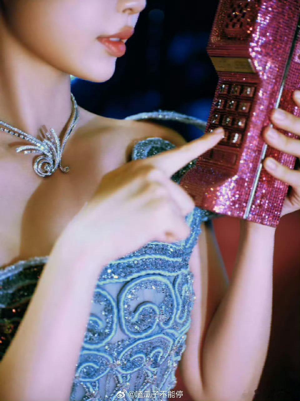 虞书欣的红毯预告，蓝色公主钻群啊 小公主👸[送花花] ​​​