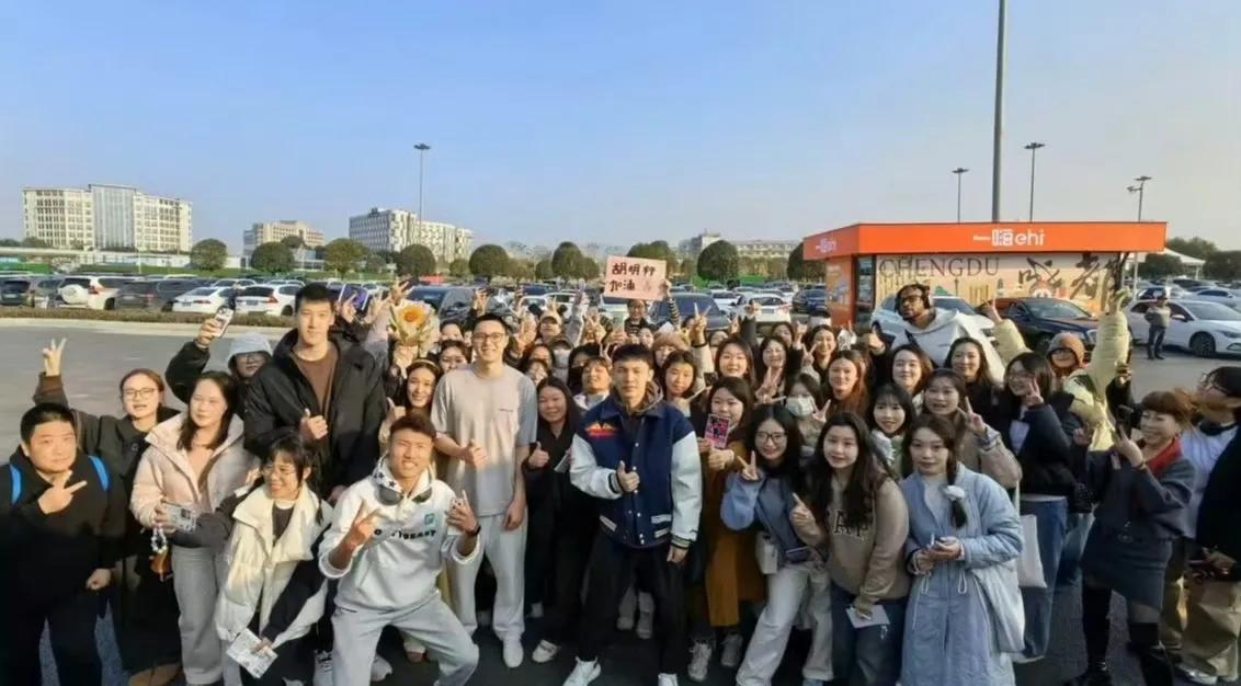 杜锋发出广东宏远在四川成都的球迷大合照，你会发现喜欢广东的人大都是年轻漂亮的女粉