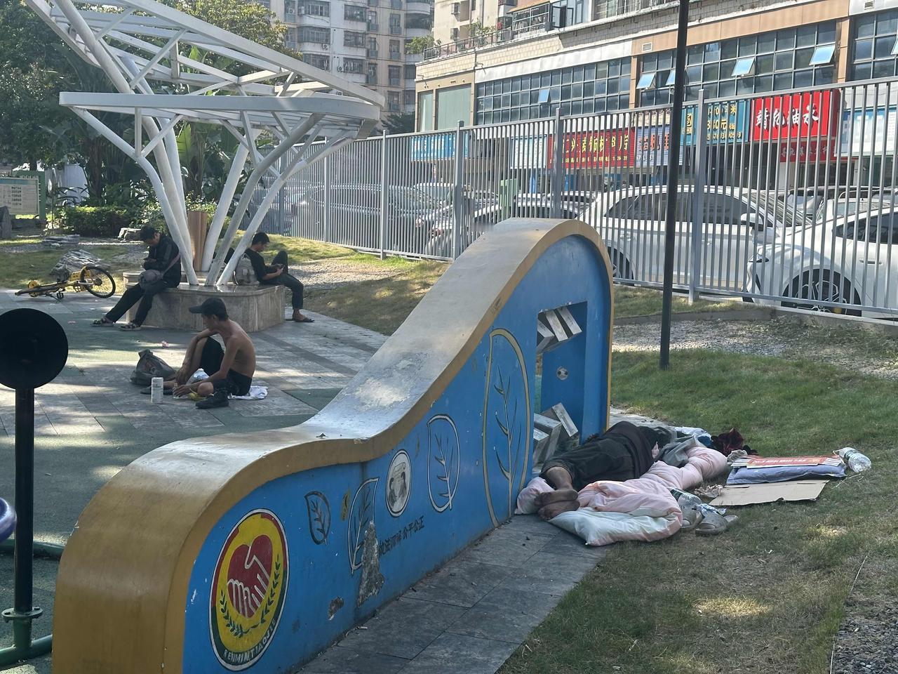 虽然看似无忧无虑，但是睡在室外，冬天冷了怎么办呀？